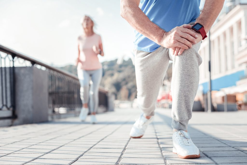 Αρθρίτιδα γόνατος: Οι ασκήσεις που μπορεί να μειώσουν τον πόνο και να ενισχύσουν την κινητικότητα