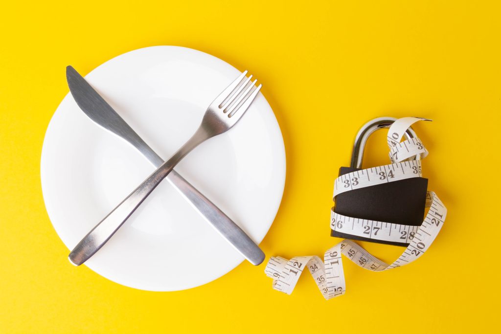 Ο εγκέφαλος μας είναι προγραμματισμένος να μας παχαίνει όταν χάνουμε κιλά – Πώς να το αλλάξουμε, σύμφωνα με την επιστήμη