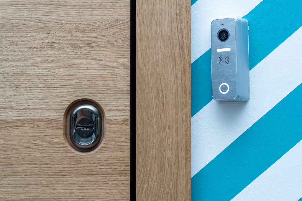 Το κοινό λάθος που λατρεύουν οι διαρρήκτες να κάνουμε στην εξώπορτα μας, σύμφωνα με κλειδαρά