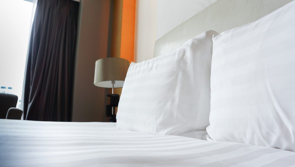 Ιδιοκτήτρια χώρου ημιδιαμονής εξηγεί γιατί δεν πλένει τα σεντόνια όταν φεύγουν οι επισκέπτες – Ποια tips καθαριότητας δίνει;