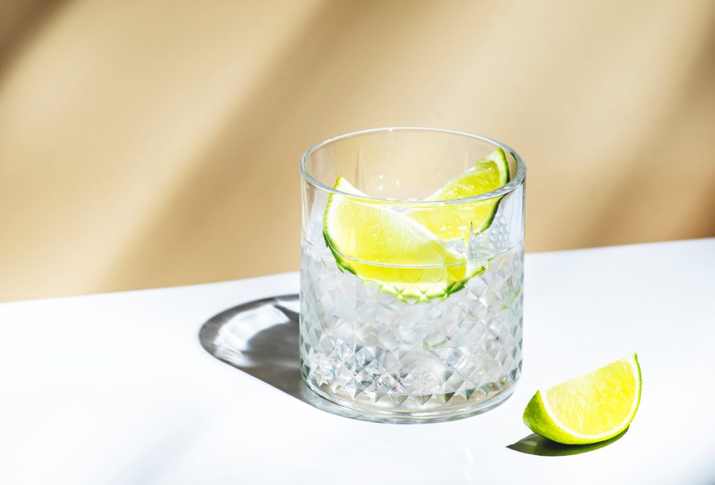 Γιατί το gin & tonic είναι από τα πιο «υγιεινά» αλκοολούχα ποτά, σύμφωνα με τους ειδικούς;