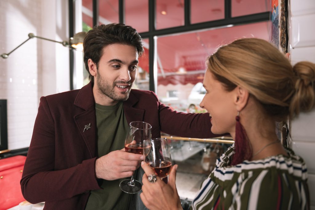 3 γυναίκες κοντά στα 50 αποκαλύπτουν γιατί επιλέγουν να βγαίνουν με μικρότερους άνδρες