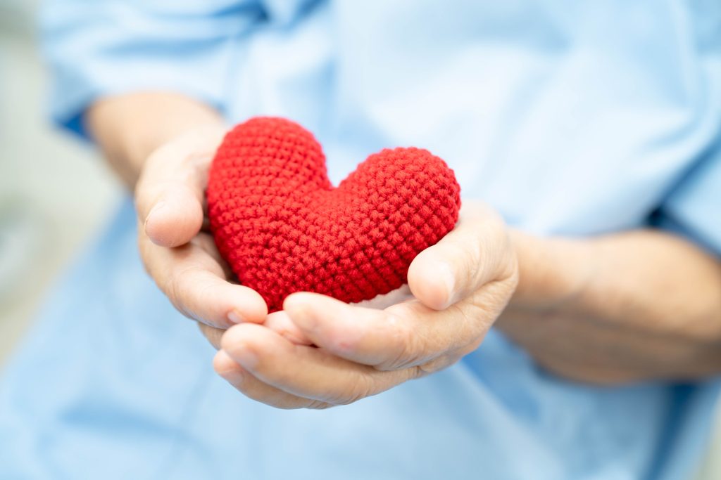 Ποια ώρα συμβαίνουν οι περισσότερες καρδιακές προσβολές; Η συνήθεια που τις προκαλεί, σύμφωνα με καρδιολόγο