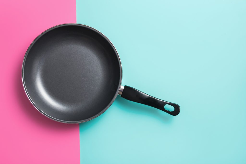 Το μυστικό για να μην κολλάει το φαγητό στο τηγάνι