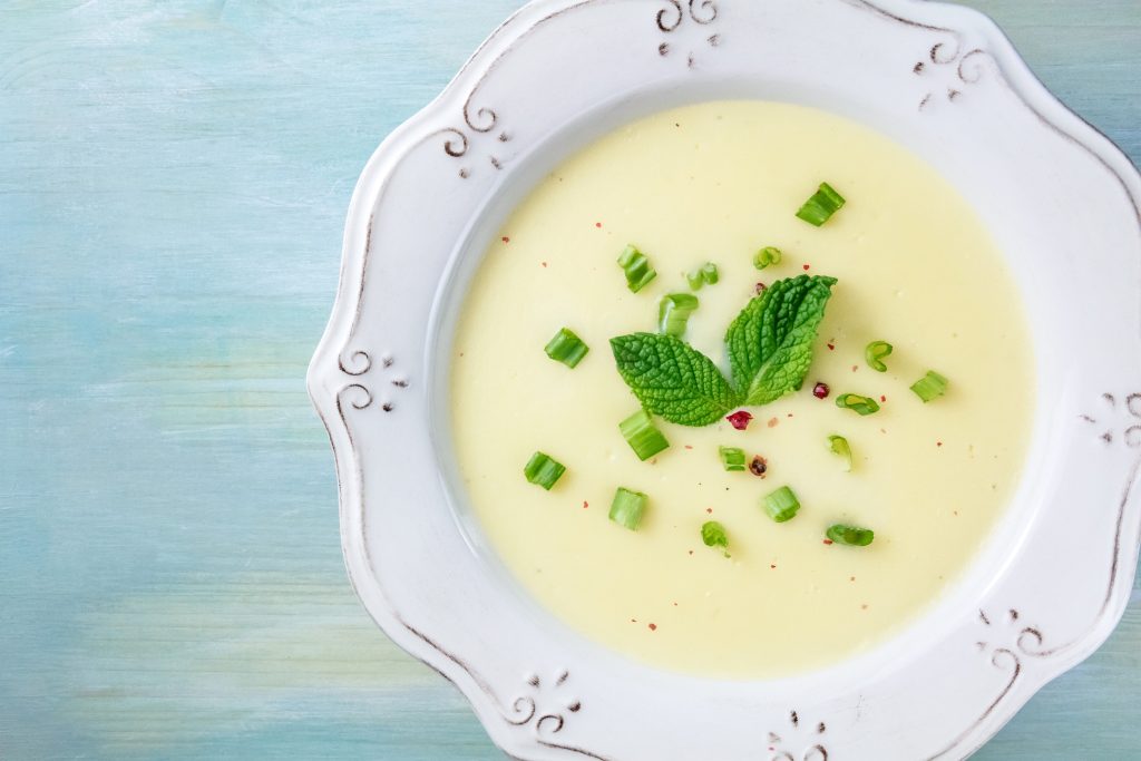 Πονόλαιμος και βήχας που επιμένει; Τι τρώνε οι γιατροί και οι σεφ για να τα αντιμετωπίσουν