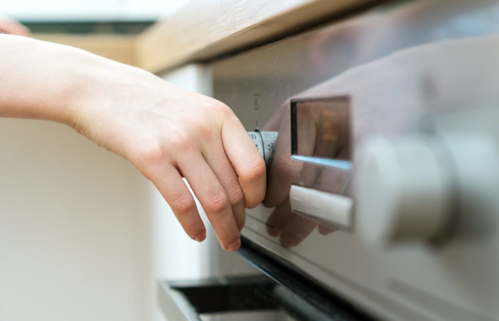 Το μεγαλύτερο λάθος που κάνουμε όταν ψήνουμε στον φούρνο μας, σύμφωνα με σεφ