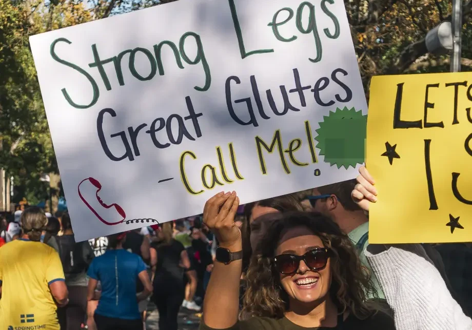 33χρονη έγραψε το κινητό της σε πλακάτ στον Μαραθώνιο της Νέας Υόρκης για να βρει ταίρι – Είχε αποτελέσματα;