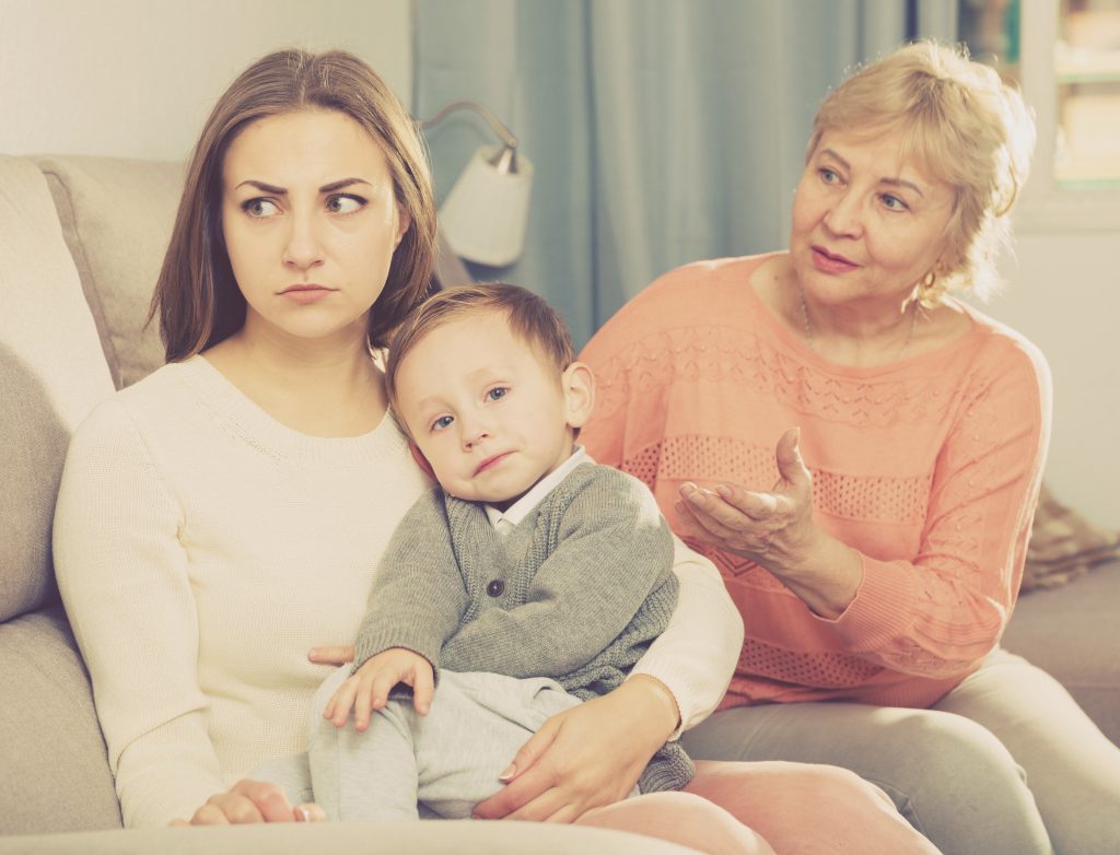 Μεγαλώσατε με ναρκισσιστή γονιό; Ειδικός αποκαλύπτει ποια είναι τα σημάδια και πώς να το αντιμετωπίσετε