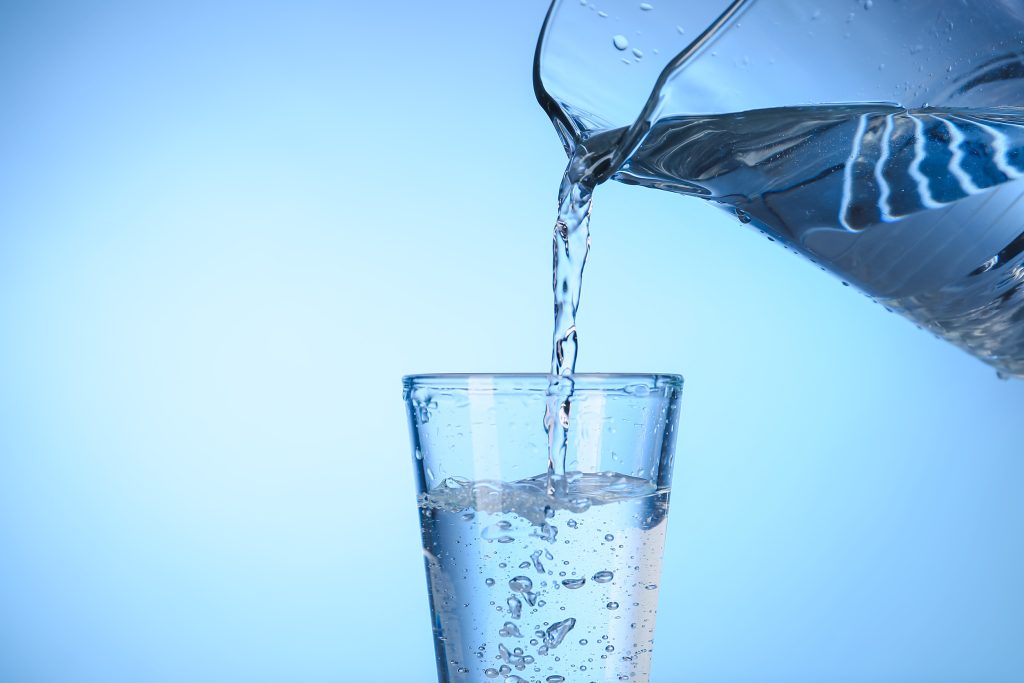Μπορεί το νερό να ρίξει την πίεση; Πόσο πρέπει να πίνουμε καθημερινά;