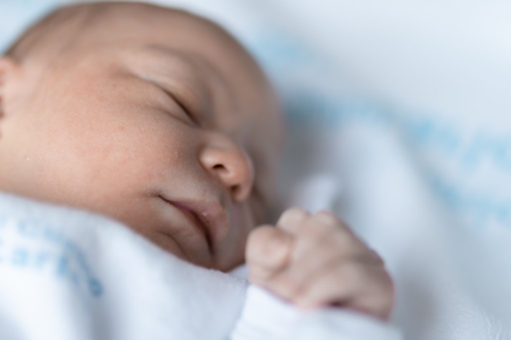 ΕΛΣΤΑΤ: Εντυπωσιακή αύξηση 121,4% στις υιοθεσίες από μονογονεϊκές οικογένειες με θετή μητέρα