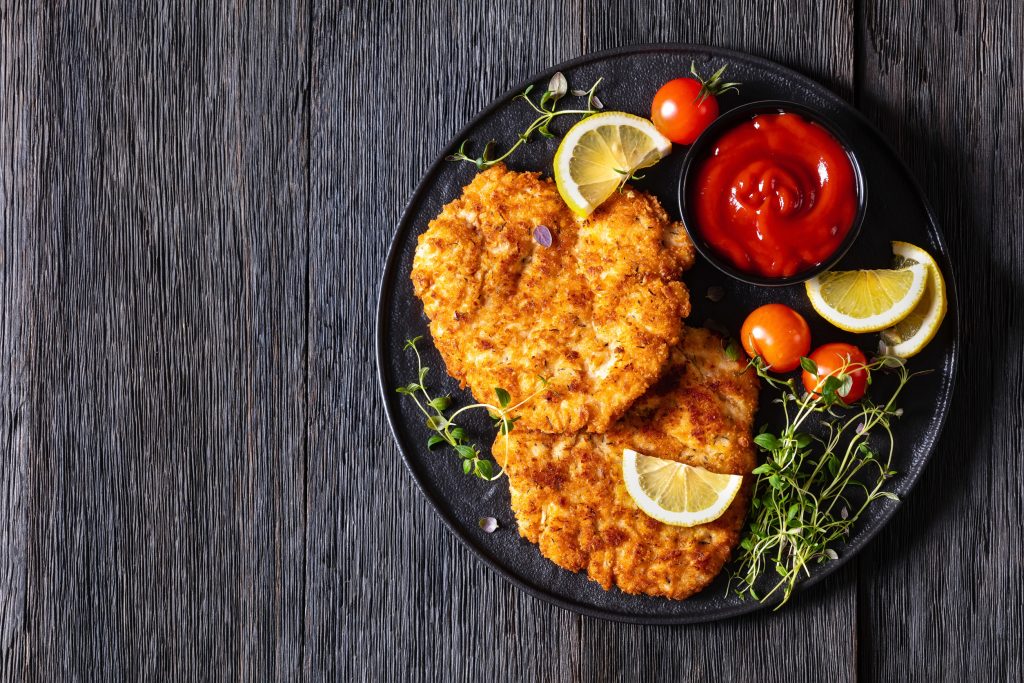 Παναρισμένο κοτόπουλο στο ταψί με λαχανικά – Πώς θα γίνει τραγανό και ζουμερό