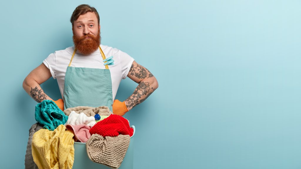 Πώς να στεγνώσουν τα ρούχα σε εσωτερικό χώρο πολύ πιο γρήγορα – Το μοναδικό πράγμα που θα χρειαστείτε