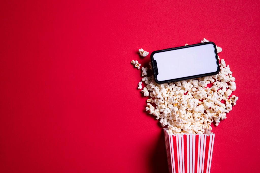 Τι είναι το «σύνδρομο popcorn brain» – Απειλεί νέους που κάθονται ώρα μπροστά από οθόνες