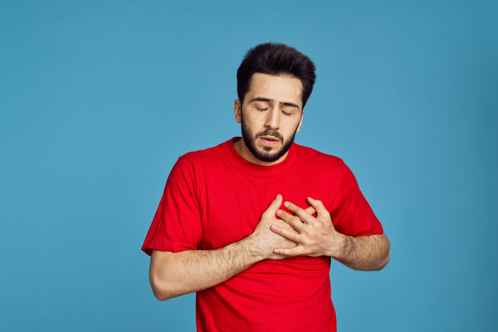 Ξαφνικός οξύς πόνος στο στήθος: Σε τι μπορεί να οφείλεται, σύμφωνα με το Cleveland – Πότε να πάτε στον γιατρό