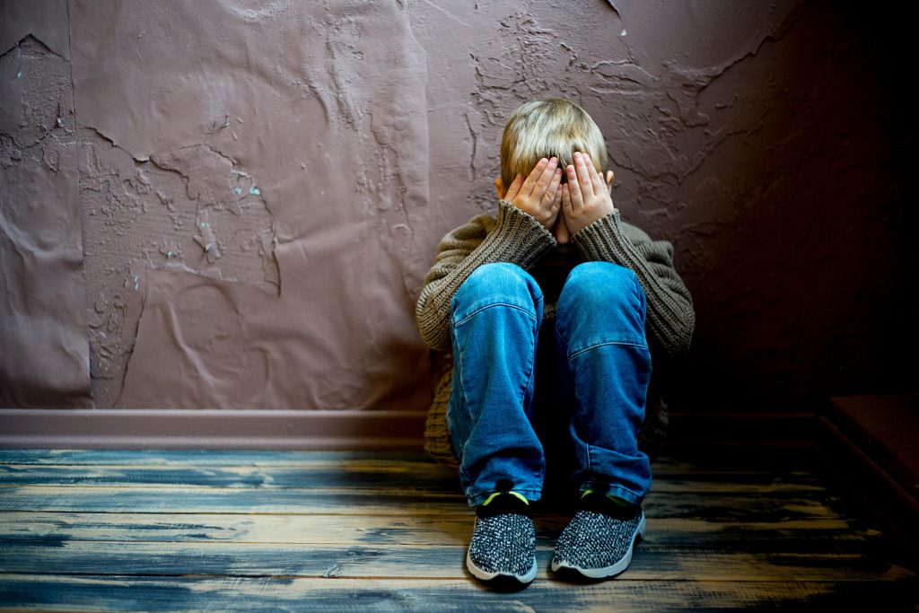 6 σημάδια που δείχνουν ότι το τραύμα της παιδικής μας ηλικίας μπορεί να μας επηρεάζει ακόμα