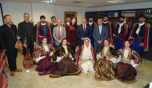 Τα χριστουγεννιάτικα κάλαντα τραγούδησαν στον ΙΣΑ, ο Όμιλος Βρακοφόρων Κρήτης και ο Σύλλογος Ποντίων Αμαρουσίου «Νίκος Καπετανίδης»