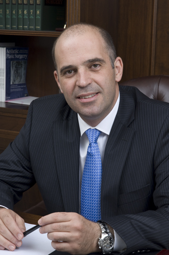 Απόστολος Γαϊτάνης, Πλαστικός Χειρουργός