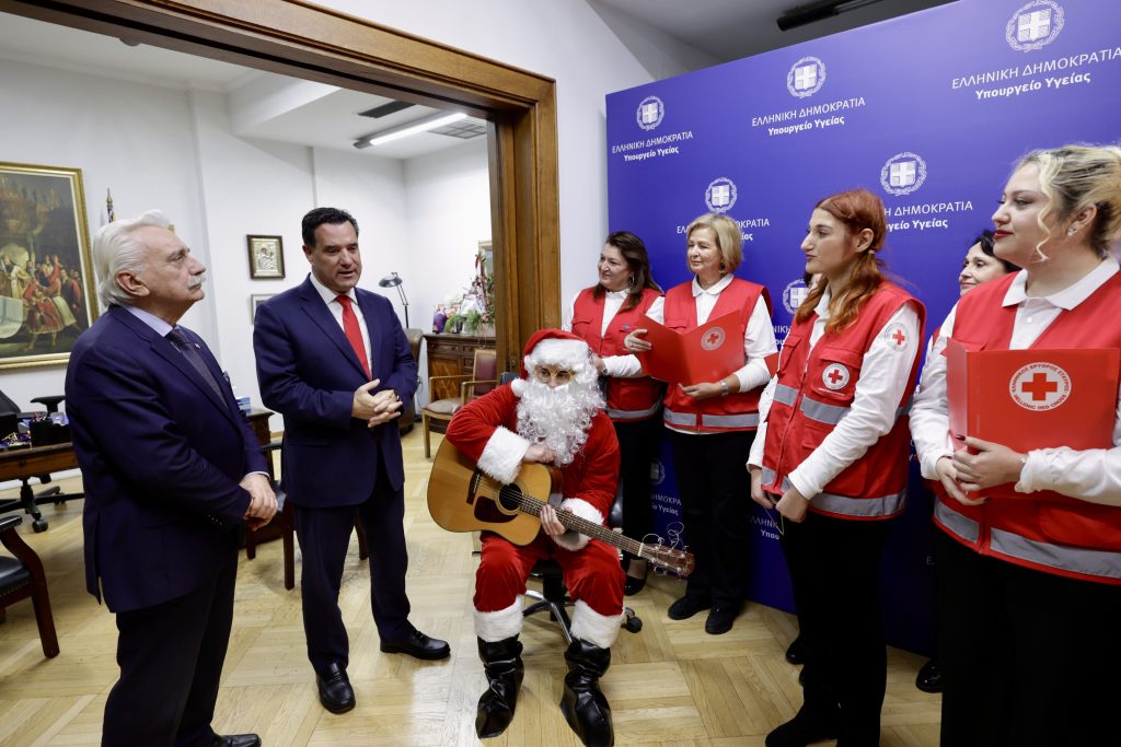 Χριστουγεννιάτικα κάλαντα από εθελοντές του Ερυθρού Σταυρού στον Υπουργό Υγείας Άδωνι Γεωργιάδη