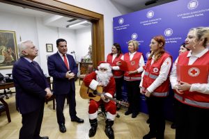 Χριστουγεννιάτικα κάλαντα από εθελοντές του Ερυθρού Σταυρού στον Υπουργό Υγείας Άδωνι Γεωργιάδη