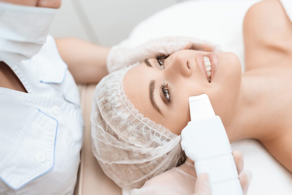 Αλαβάστρινη επιδερμίδα μέχρι τα Χριστούγεννα: Πότε να κάνετε peeling, microneedling, laser και fillers για καλύτερο αποτέλεσμα