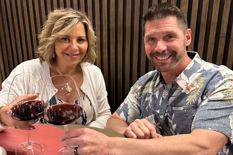 Εκείνος ξεχνά από τα 55 του αλλά εκείνη θυμάται για δυο – Πώς αντιμετωπίζει το Αλτσχάιμερ ζευγάρι που δεν σταματά να ταξιδεύει;