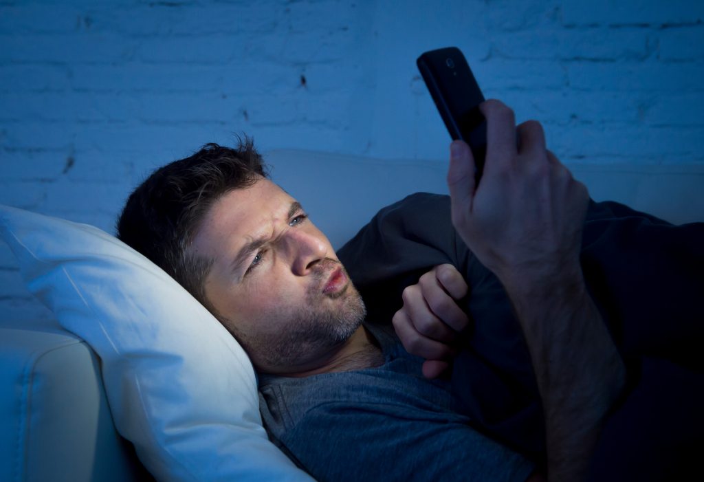 Ένας στους τέσσερις άνδρες είναι εθισμένος στο πορνό και δηλώνει ότι δεν μπορεί να σταματήσει – Τι προκαλεί αυτό στις σχέσεις του