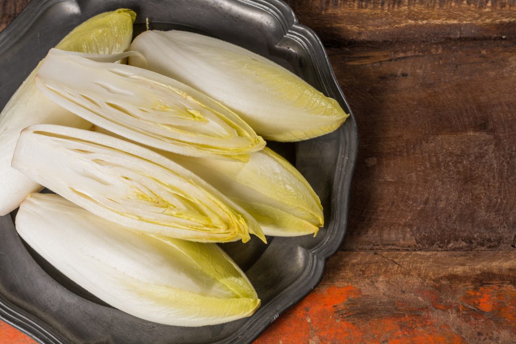 Το πικρό λαχανικό της Μεσογείου που μπορεί να βοηθήσει στη χώνεψη, να προστατεύσει το ήπαρ και να ενισχύσει τα οστά