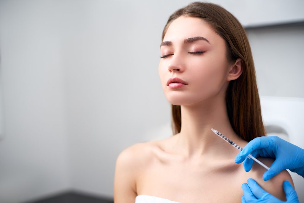 Baby botox: Ποια τα οφέλη και οι κίνδυνοι του να ξεκινήσει κάποιος τις ενέσεις πριν εμφανιστούν ρυτίδες