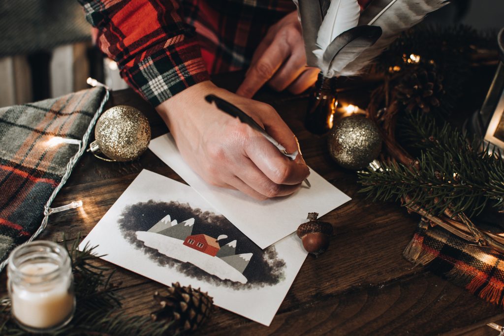 Στέλνετε ακόμα Χριστουγεννιάτικες κάρτες; Τι μπορεί να δείχνει για την προσωπικότητά σας