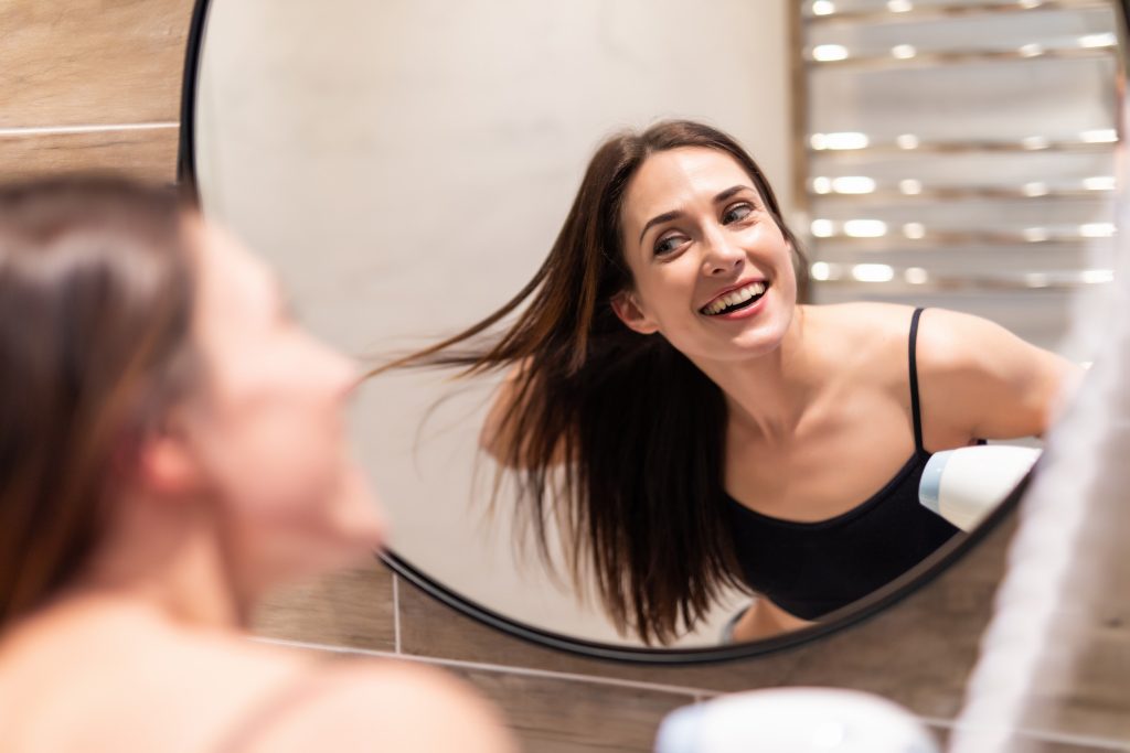 Γκρίζα μαλλιά: Κινέζοι επιστήμονες ανέπτυξαν ενέσεις που επαναφέρουν το φυσικό χρώμα