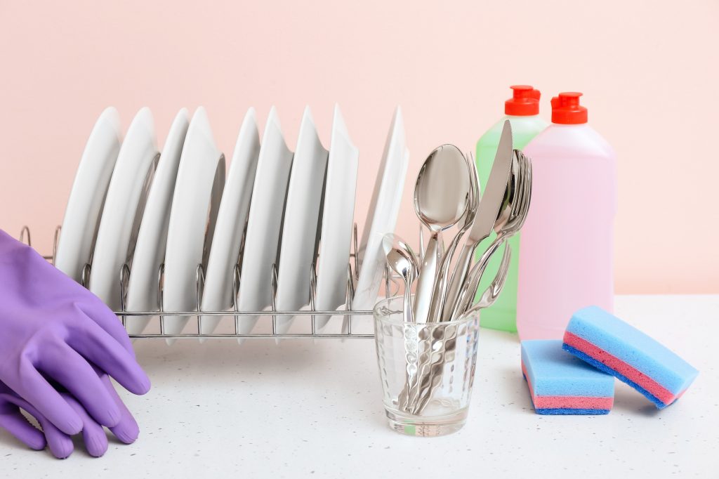 Μη πετάτε τα γρατζουνισμένα πιάτα – To απλό κόλπο που τα κάνει σαν καινούρια