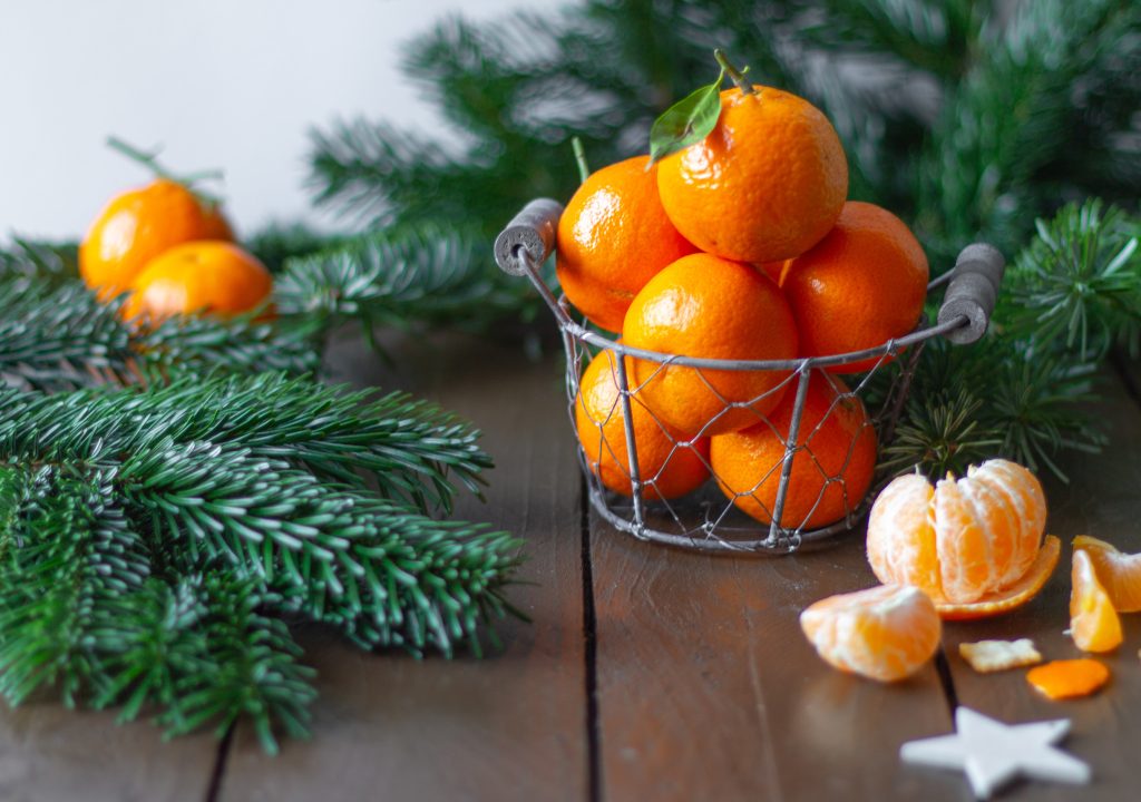 Το φρούτο με άρωμα Χριστουγέννων που μπορεί να κάνει την επιδερμίδα σφριγηλή και είναι πλούσιο σε αντιοξειδωτικά