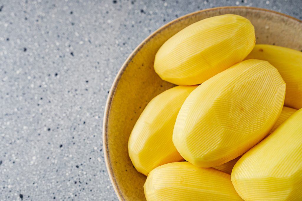 Το κόλπο με το πιρούνι για να καθαρίσετε τις πατάτες σε χρόνο ρεκόρ