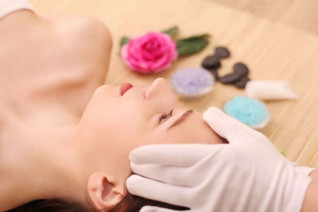 Περιποίηση προσώπου για τα ρεβεγιόν: 3 θεραπείες για άμεσο και φυσικό αποτέλεσμα