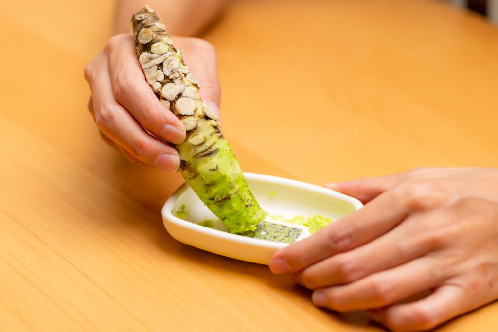 Η πικάντικη ρίζα που μπορεί να συμβάλλει στην απώλεια λίπους και έχει αντιβακτηριακές ιδιότητες