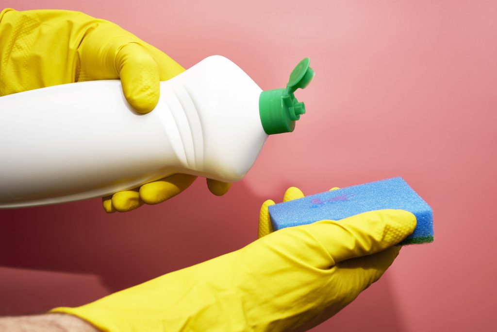 Πορτοκαλί μούχλα: Τι είναι και πώς θα την αφαιρέσετε με ένα κοινό υλικό