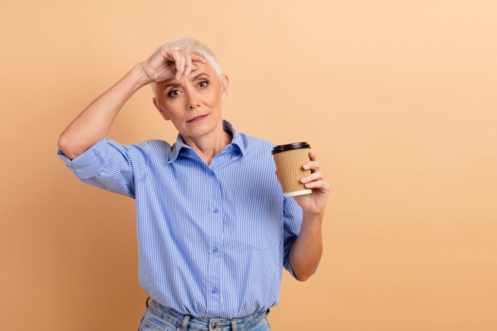 Αγαπάτε τον καφέ; Ειδικοί αποκαλύπτουν με τι δεν πρέπει να τον συνδυάζετε μετά τα 50