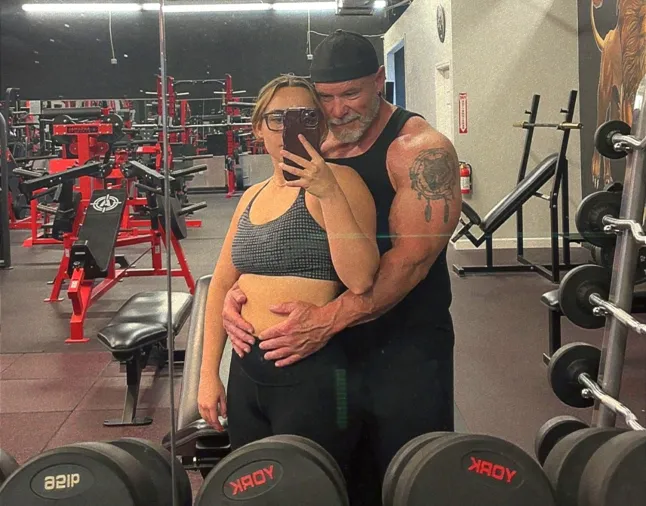 «Οι περισσότεροι νομίζουν ότι είναι ο πατέρας μου, αλλά τα 34 χρόνια διαφοράς δεν μας χωρίζουν» – Τι αποκαλύπτει η 23χρονη