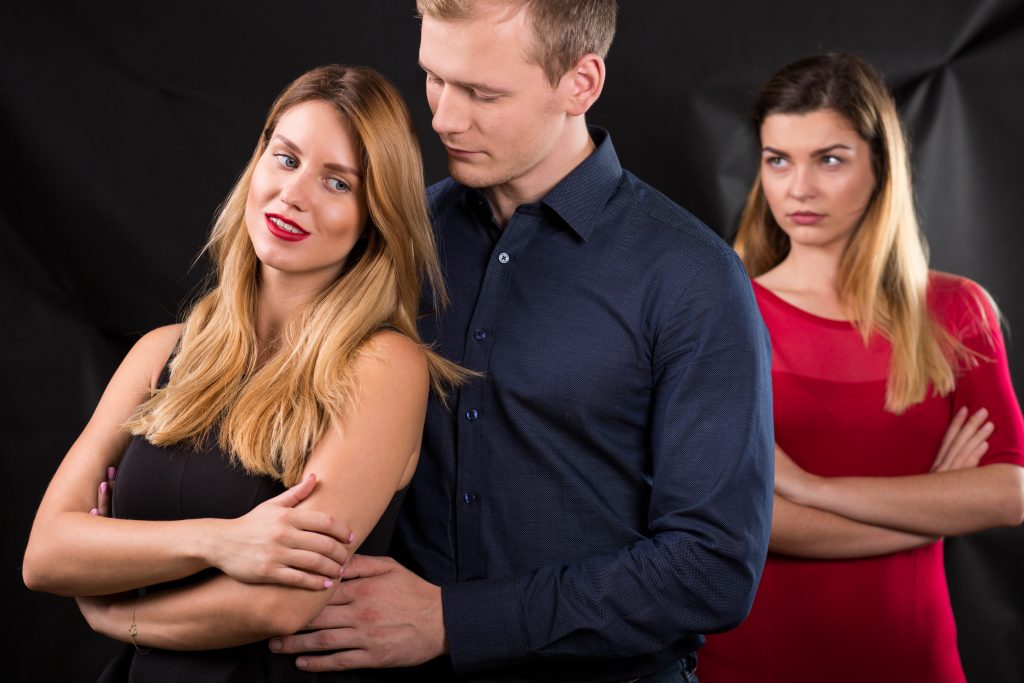 «Ο σύζυγος μου με απατά με ερωμένη-δυναμίτη, αρνείται όμως να με χωρίσει» – Η εξομολόγηση της 55χρονης