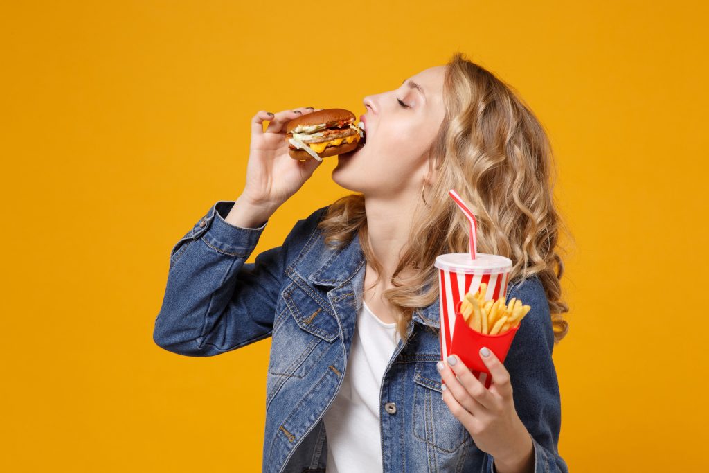 Γιατί τρώμε χωρίς να πεινάμε; Τα τρόφιμα που ανοίγουν την όρεξη ειδικά στους πιο νέους