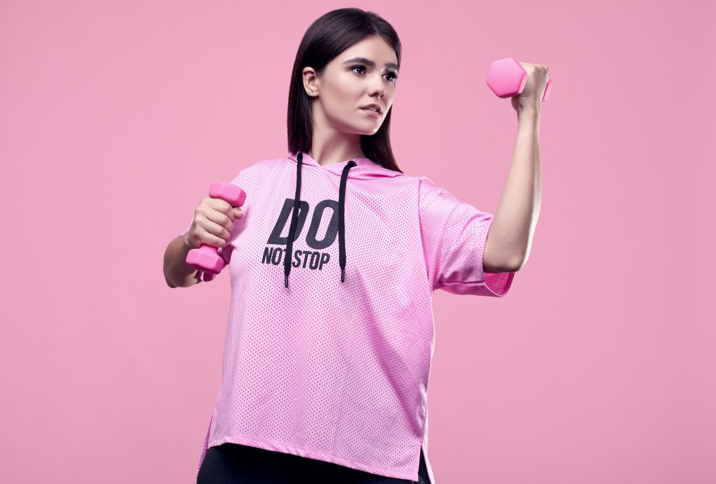 Η άσκηση ενδυνάμωσης στο σπίτι που κάθε γυναίκα άνω των 40 πρέπει να κάνει – Καθυστερεί τη γήρανση