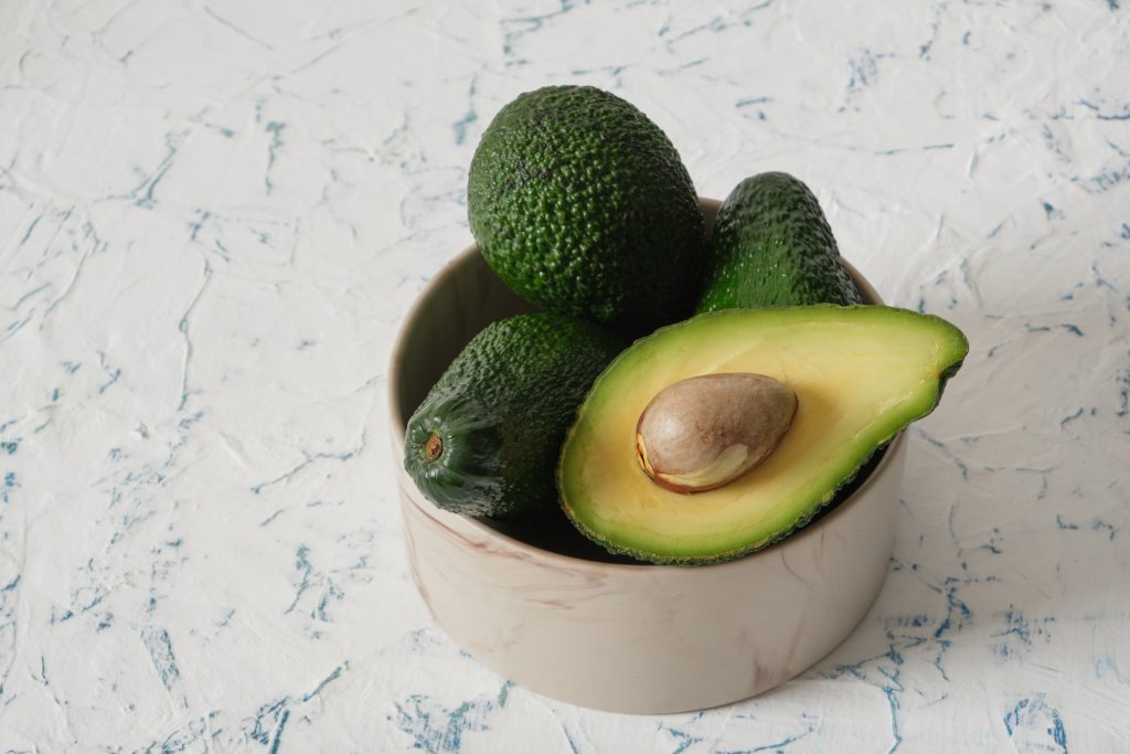 Πώς να αφαιρέσετε το κουκούτσι από το αβοκάντο σε 1 δευτερόλεπτο χωρίς μαχαίρι