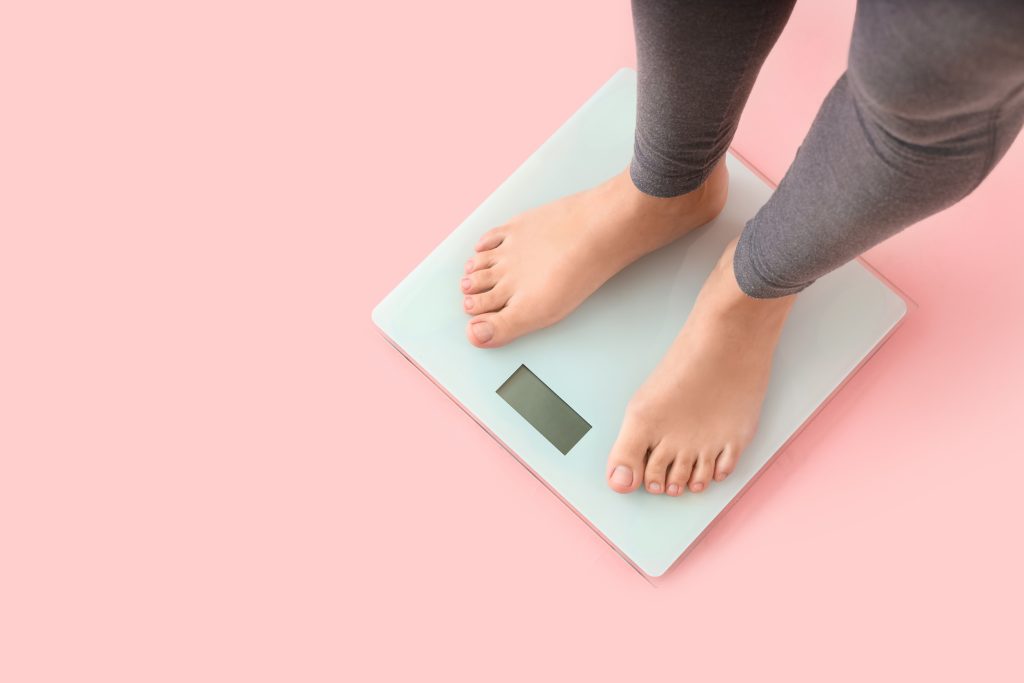 Τρώτε υγιεινά, γυμνάζεστε και όμως δεν χάνετε βάρος; Ποιο είναι το βασικό εμπόδιο και πώς θα το ξεπεράσετε, σύμφωνα με ειδικό