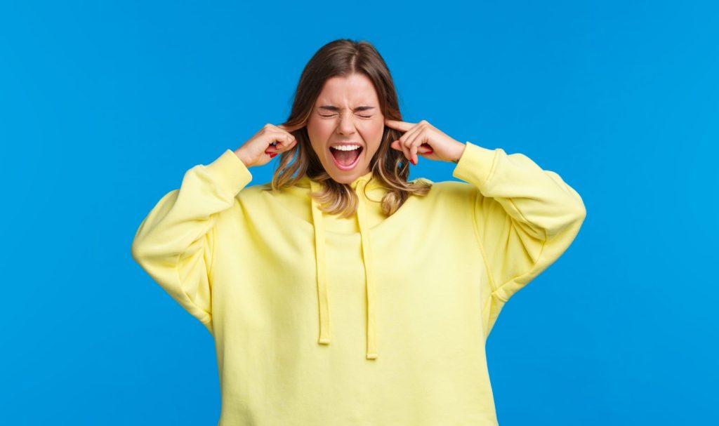 Εμβοές: Το σημάδι στο στόμα που μπορεί να σχετίζεται με το βουητό στα αυτιά