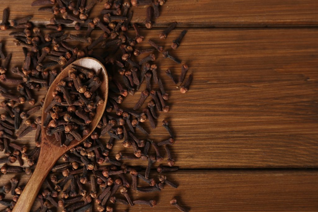 Το μπαχαρικό του ξεματιάσματος που μπορεί να προστατεύσει το ήπαρ και να λειτουργήσει ως φυσικό παυσίπονο