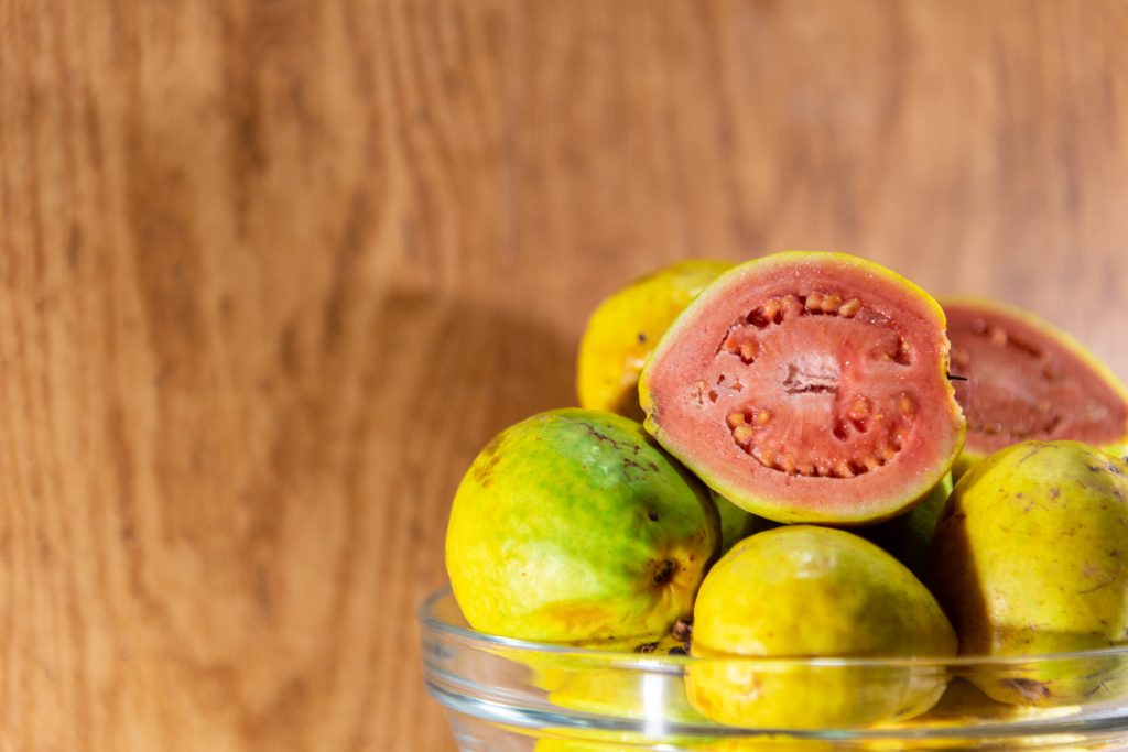 Το απαγορευμένο φρούτο που μπορεί να μειώσει το σάκχαρο και να ανακουφίσει από την δυσμηνόρροια