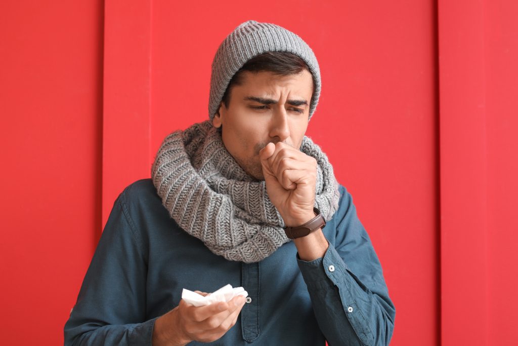 Χάσατε τη φωνή σας και βήχετε ασταμάτητα; Ο «ένοχος» ιός που κολλάει εύκολα και φεύγει δύσκολα