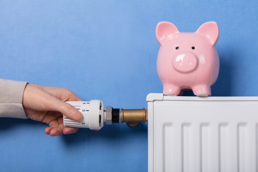 Μην ανεβάζετε τον θερμοστάτη – Ο «κανόνας των τεσσάρων λεπτών» για να ζεσταθείτε με λιγότερα χρήματα