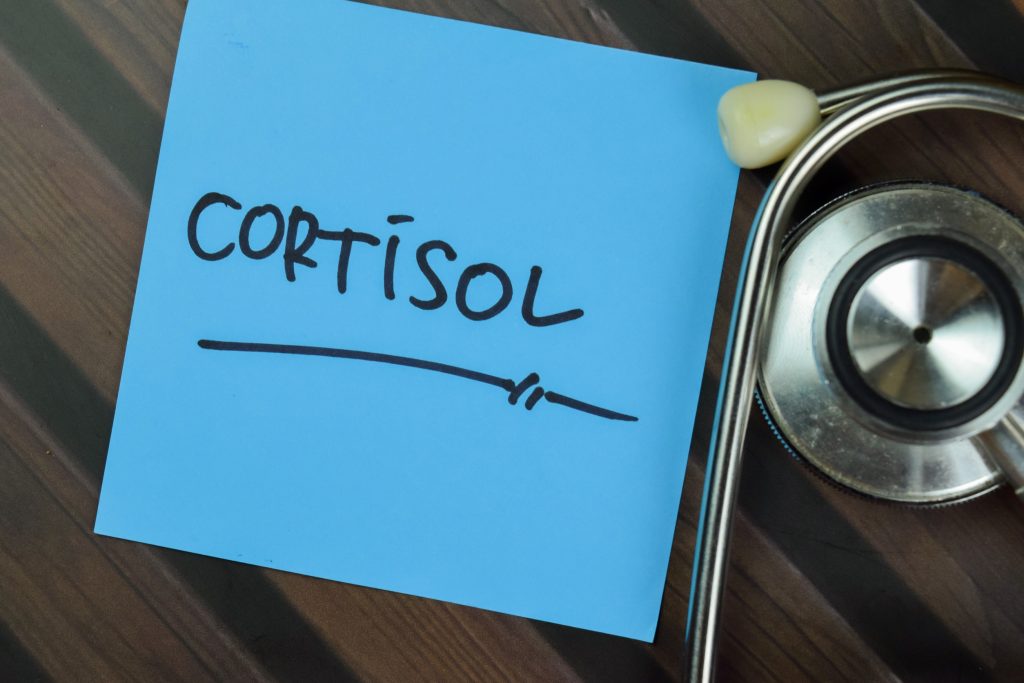 Κορτιζόλη: 5 συμπτώματα που μπορεί να δείχνουν ότι είναι αυξημένη, σύμφωνα με ειδικούς