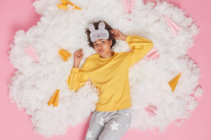 Νιώθετε κουρασμένοι αλλά δεν σας παίρνει ο ύπνος – 4 μυστικά που θα σας βοηθήσουν, σύμφωνα με νευρολόγο